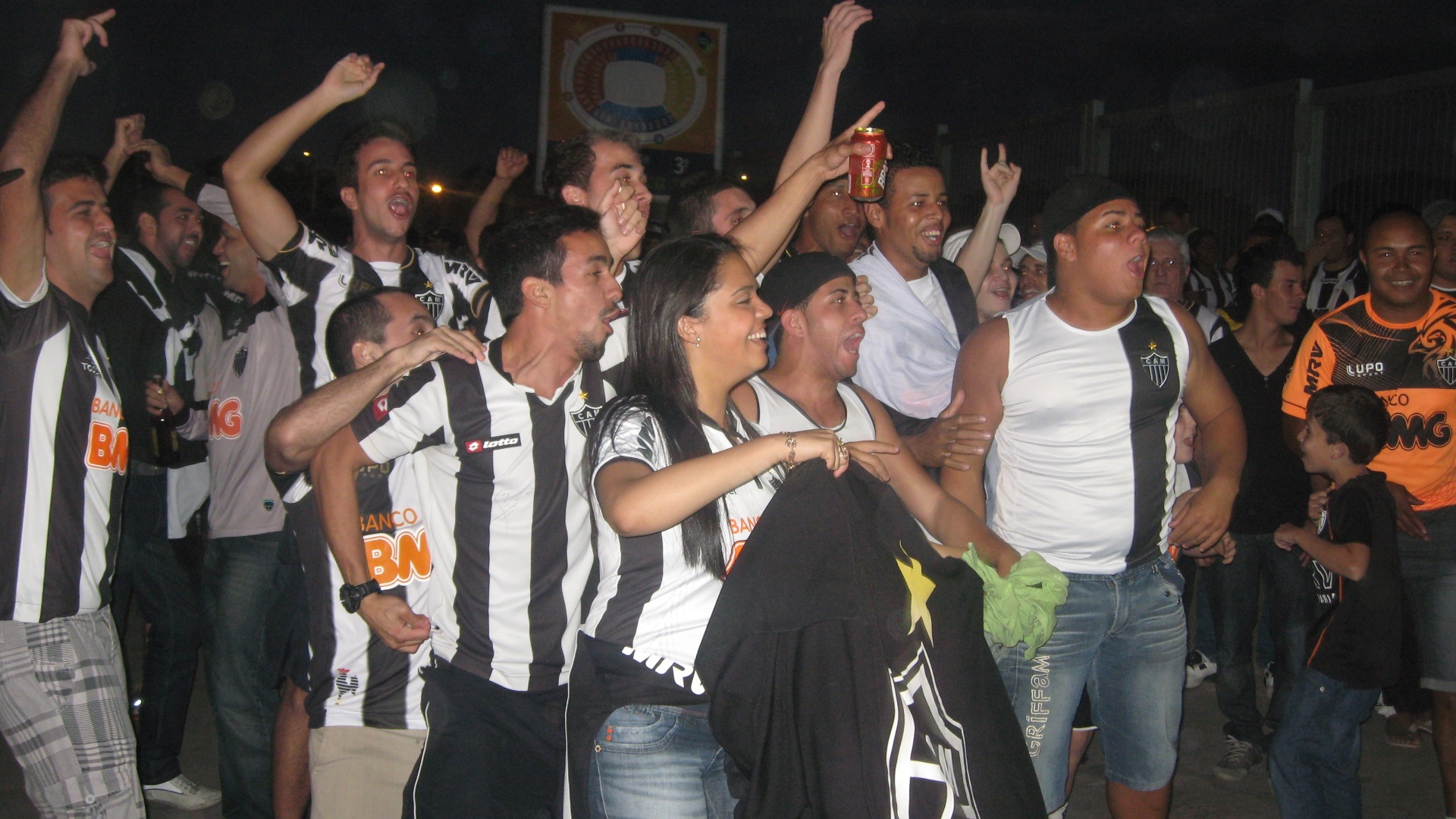 24 jul 2013 - Torcida do Atlético-MG chega ao Mineirão demonstrando entusiasmo para o jogo com o Olimpia, na final da Libertadores - Bernardo Lacerda/UOL