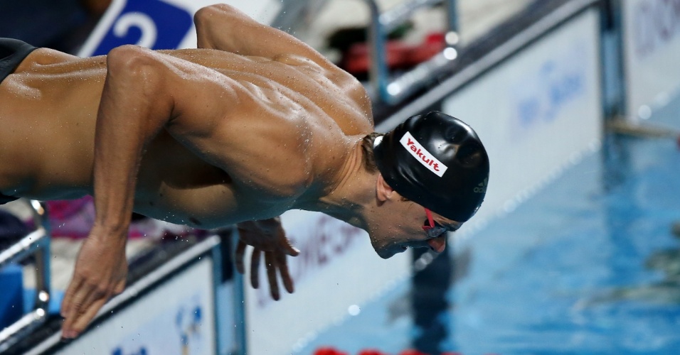 24.jul.2013 - Cesar Cielo salta na piscina durante treino no Palau Sant Jordi, palco das provas de natação do Mundial de Barcelona