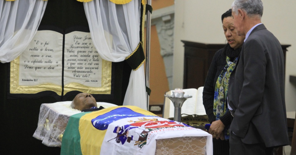 24.jul.2013 - Corpo de Djalma Santos é velado na Câmara Municipal de Uberaba (MG). O ex-lateral, bicampeão mundial com a seleção brasileira, morreu na última terça-feira aos 84 anos.