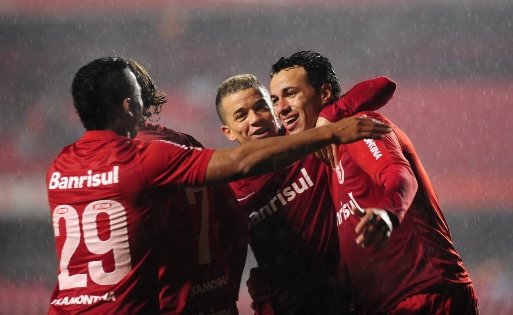 24.jul.2013 - Jogadores do Internacional comemoram o gol marcado por Leandro Damião contra o São Paulo, no Morumbi