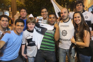 Atleticanos fazem fila para ver a taça do Mundial; cruzeirenses vão 'secar