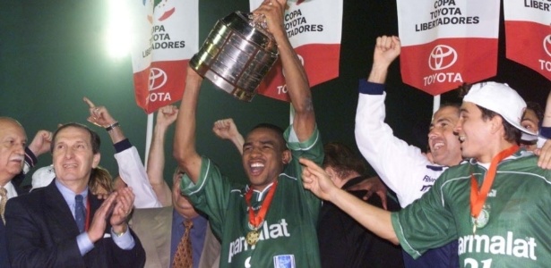 César Sampaio ergue o troféu da Libertadores após Palmeiras conquistar título em 1999 - Folhapress