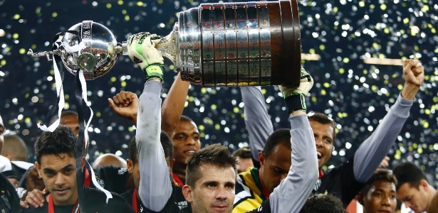 Victor ergue a Taça Libertadores conquistada pelo Atlético-MG em 2013 - Marcus Desimoni/UOL