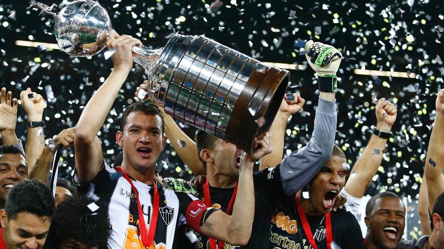 Jogadores do Atlético-MG erguem a taça e celebram a conquista da LIbertadores no ano de 2013 - Marcus Desimoni/UOL