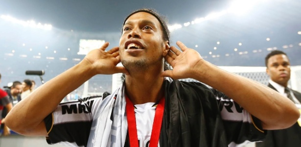 Ronaldinho Gaúcho celebra com a torcida do Atlético-MG a conquista da Libertadores - Marcus Desimoni/UOL