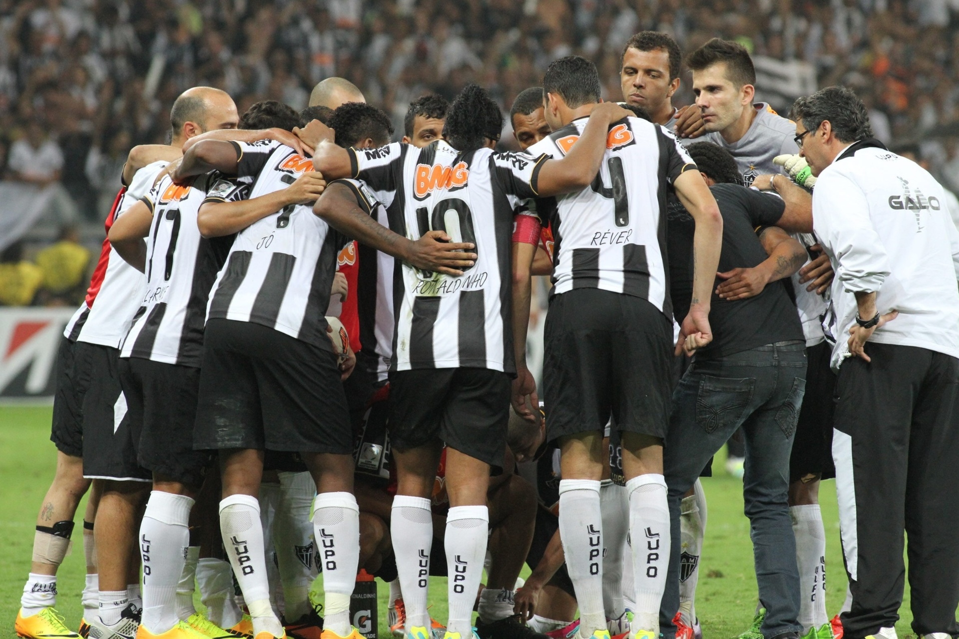 24.07.2013 - Jogadores do Atlético-MG se reúnem no intervalo da prorrogação - EFE/PAULO FONSECA