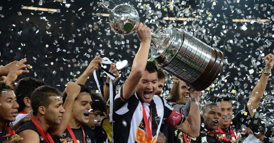 24.07.2013 - Réver ergue a taça de campeão inédito da Libertadores para o Atlético-MG
