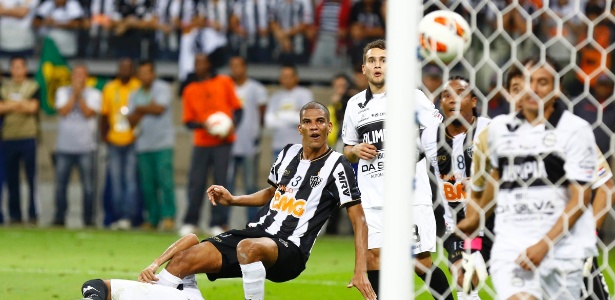 Leonardo Silva acompanha trajetória da bola em gol marcado na final da Libertadores de 2013 - Marcus Desimoni/UOL