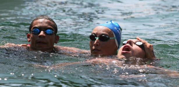 Poliana Okimoto (centro) e Samuel de Bona foram destaques na Copa do Mundo de natação - Satiro Sodré/SSPress