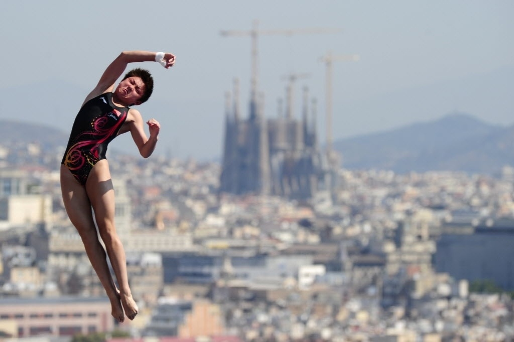 25.jul.2013 - Chinesa Si Yajie, de apenas 14 anos, salta para conquistar o ouro na plataforma de 10 metros - Josep Lago/AFP