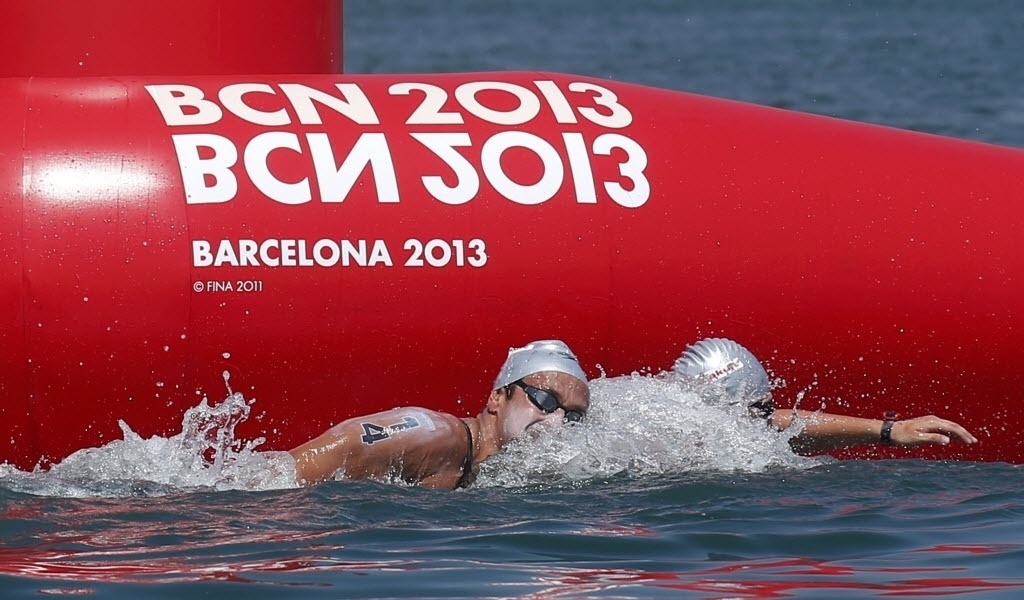 25.jul.2013 - Equipe equatoriana nada no Mundial de Esportes Aquáticos a maratona de revezamento de 5 km - REUTERS/Albert Gea