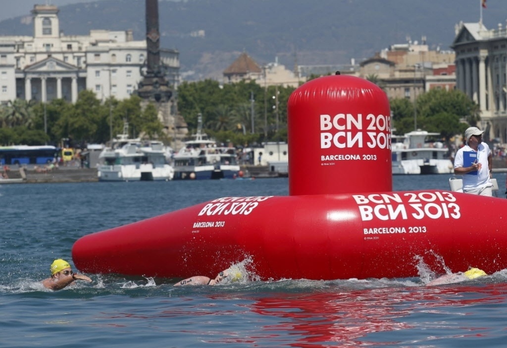 25.jul.2013 - Nadadores australianos durante a prova do revezamento de 5 km da Maratona Aquática - REUTERS/Albert Gea