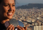 Após Mundial histórico, Poliana mostra medalhas em passeio por Barcelona