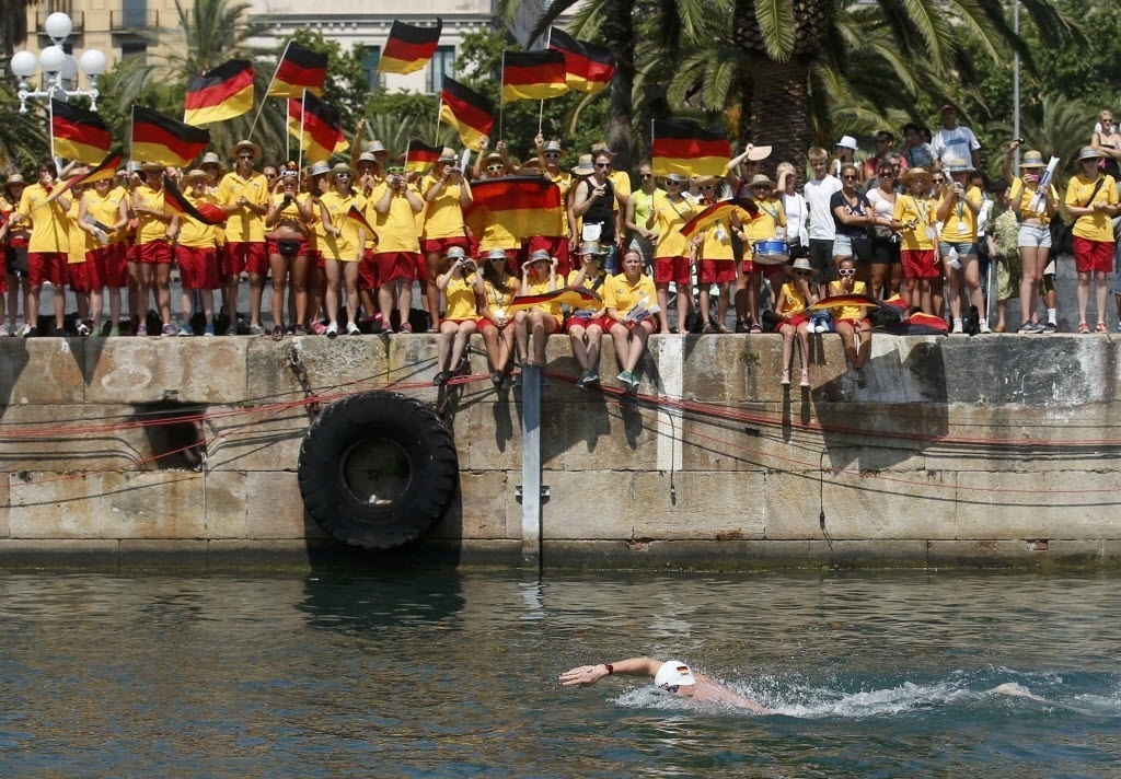 25.jul.2013 - Torcida alemã apoia a equipe na maratona de revezamento; a Alemanha acabaria com o ouro - REUTERS/Albert Gea
