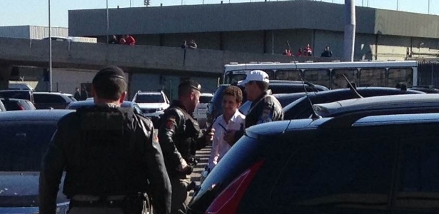 Elano precisou de apoio policial para deixar aeroporto após encontro com colorados - Jeremias Wernek/UOL