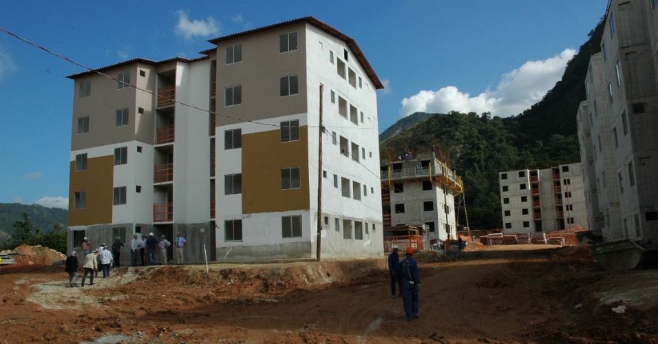 Operários trabalham em obras do conjunto residencial Parque Carioca