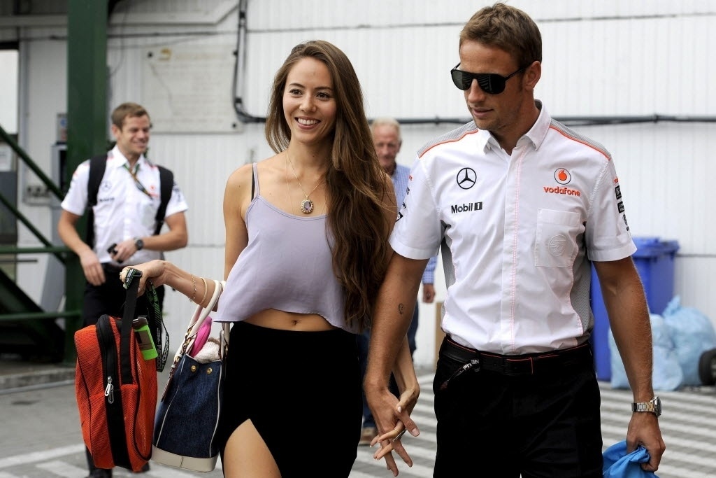 Presenta certa nos GPs de F-1, modelo Jessica Michibata desfila com o namorado Jenson Button na Hungria - REUTERS/Laszlo Balogh