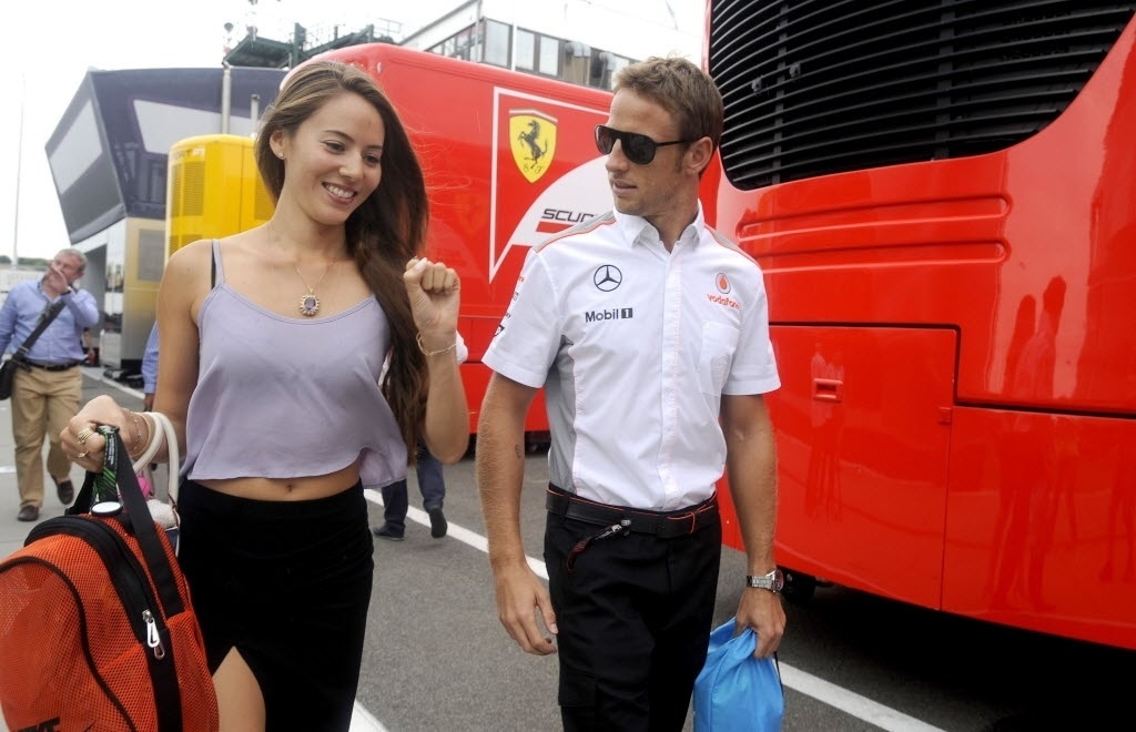 Presenta certa nos GPs de F-1, modelo Jessica Michibata desfila com o namorado Jenson Button na Hungria - REUTERS/Laszlo Balogh