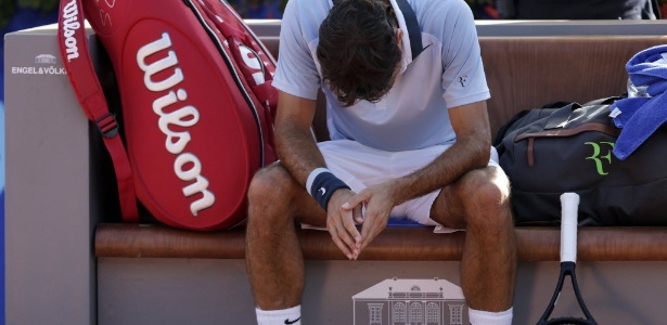 Roger Federer cabisbaixo após perder para o alemão Daniel Brand - REUTERS/Denis Balibouse