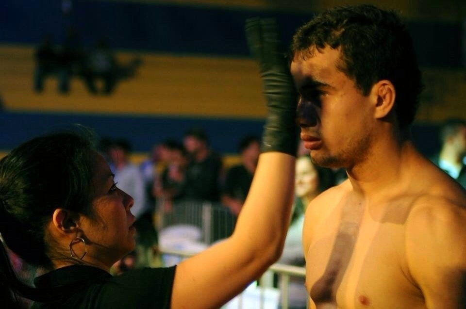 Uma das funções das cutwomen é a aplicação de vaselina antes dos combates - Divulgação