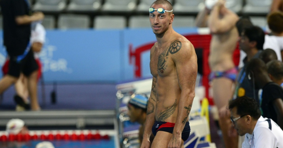 26.jul.2013 - Nadador francês Frederick Bousquet deixa à mostra seu corpo todo tatuado durante treino em Barcelona para o Mundial de esportes aquáticos