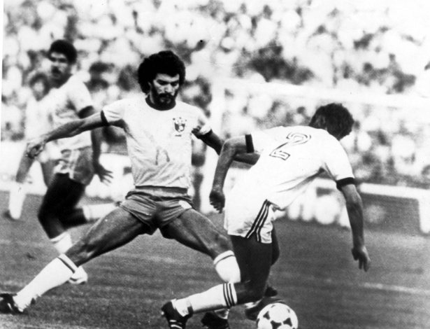 Sócrates, capitão da seleção brasileira, tenta marcar um jogador da Nova Zelândia, pela primeira fase da Copa do Mundo de 1982 - Jorge Araújo/Folhapress
