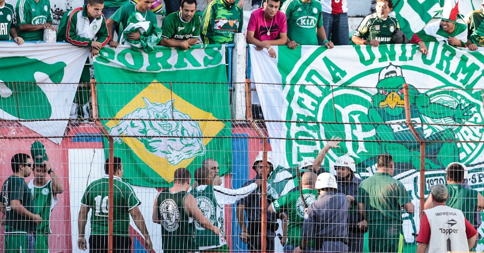 27-07-2013 - Torcedores do Palmeiras entraram em confronto antes da partida contra o Guaratinguetá 