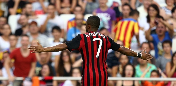 Robinho comemora gol do Milan em amistoso contra o Valencia - AFP PHOTO/ JOSE JORDAN