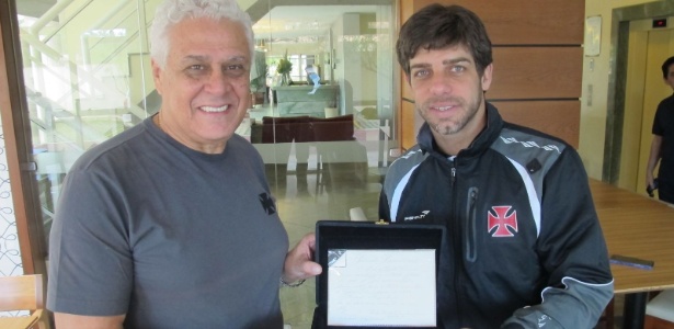 Dinamite entrega placa e faz homenagem a Juninho por gol marcado em 1998 - Divulgação/Vasco