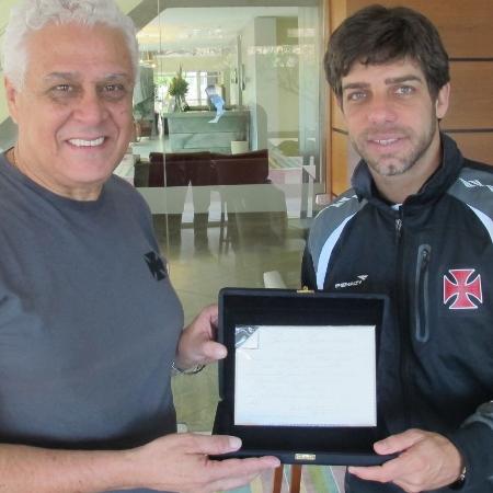 Em 2013, Dinamite entregou placa e fez homenagem a Juninho por gol marcado em 1998 - Divulgação/Vasco