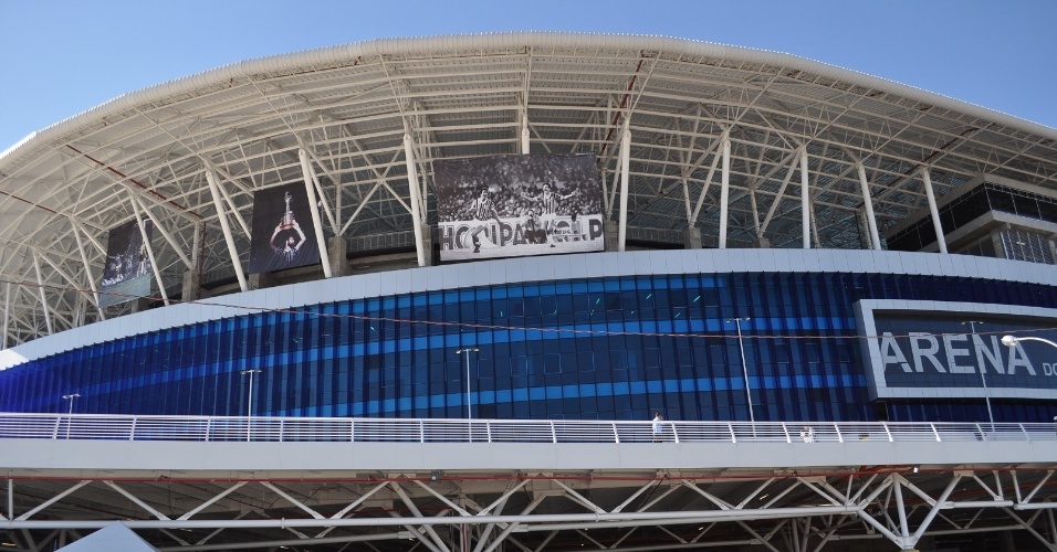 Arena do Grêmio enfeitada com painéis que lembram a Libertadores de 1983 (28/07/2013)