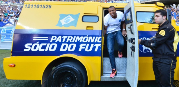 Julio Baptista é apresentado pelo Cruzeiro dentro de carro forte, antes do clássico - Juliana Flister/VIPCOMM 