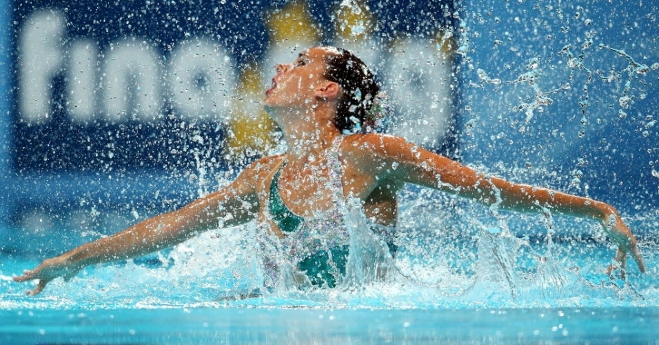 Ona Carbonell espirra água durante sua prova na final do nado sincronizado individual livre no Mundial de Esportes Aquáticos