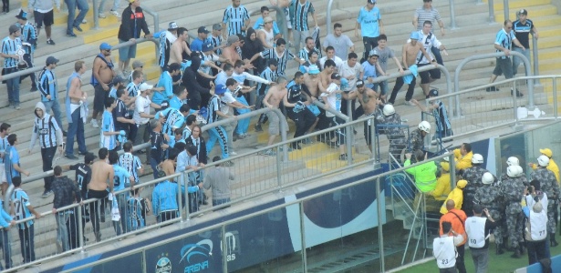 Torcedores do Grêmio "expulsam" policiais da arquibancada da Arena antes de jogo - Marinho Saldanha/UOL Esporte
