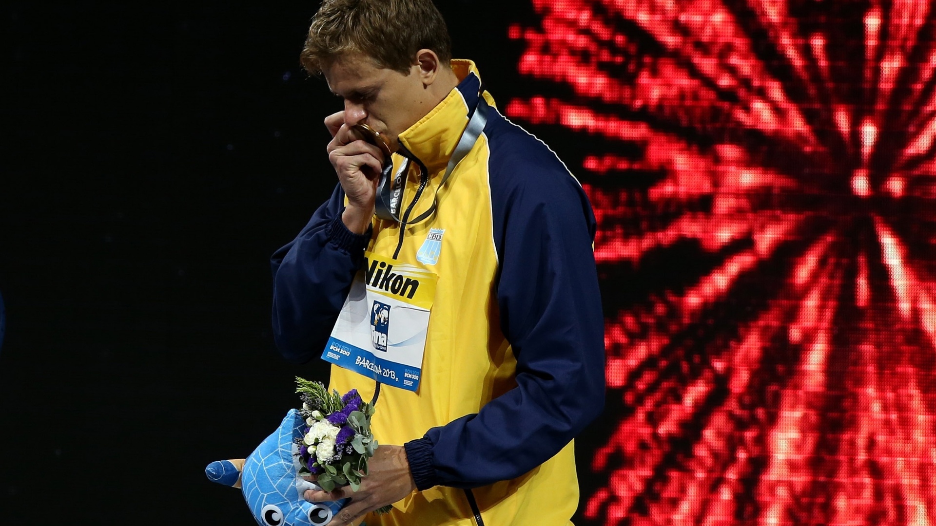 29.jul.2013 - Cesar Cielo beija medalha de ouro conquistada nos 50 m borboleta no Mundial de Barcelona
