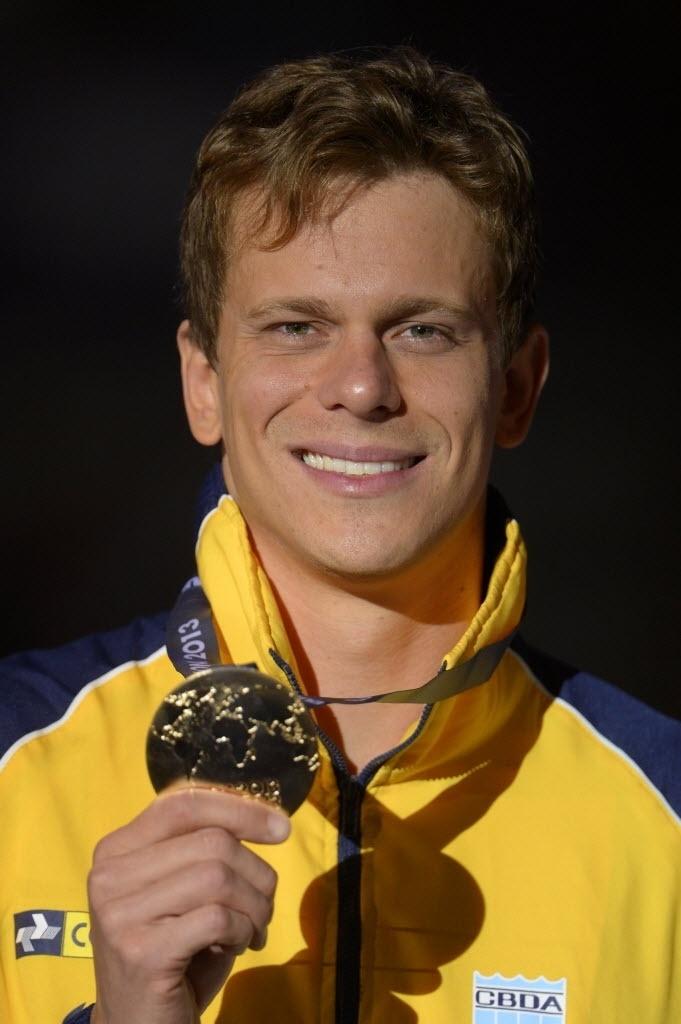 29.jul.2013 - Cesar Cielo mostra medalha de ouro conquistada nos 50 m borboleta no Mundial de Barcelona