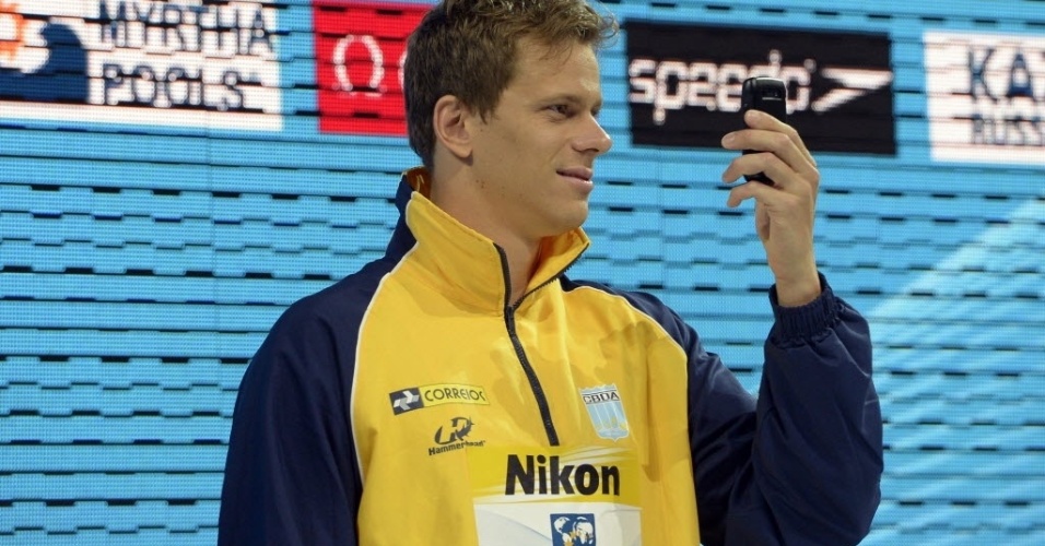 29.jul.2013 - Cesar Cielo tira foto durante cerimônia de premiação dos 50 m borboleta; brasileiro ganhou a medalha de ouro
