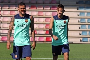 Neymar e Daniel Alves no primeiro treino do atacante no Barcelona - Divulgação/Barcelona