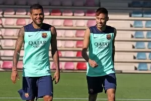 Neymar e Daniel Alves no primeiro treino do atacante no Barcelona - Divulgação/Barcelona