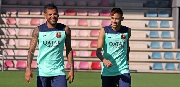 Neymar e Daniel Alves no primeiro treino do atacante no Barcelona - Divulgação/Barcelona
