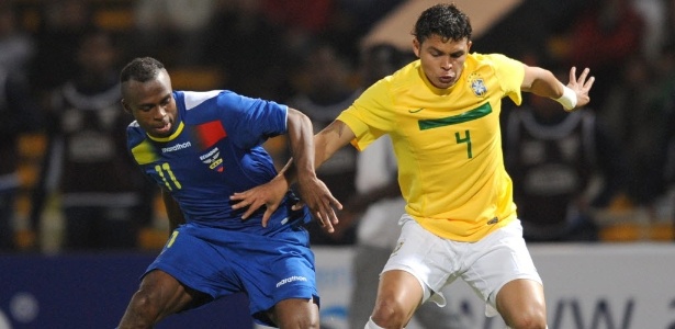 Chucho Benítez (esq.) enfrentou a seleção brasileira em 2011, pela Copa América - AFP PHOTO / MIGUEL ROJO