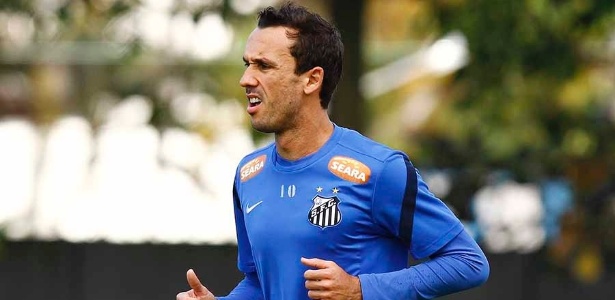 Atacante estava no Cagliari, assinou contrato de 4 anos e vestirá a camisa 9 no Santos - Ricardo Saibun/Divulgação Santos FC