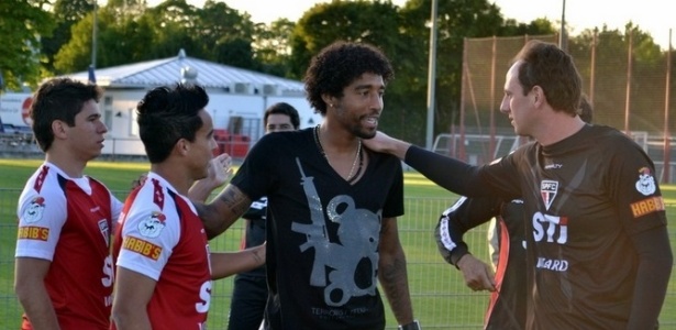 O zagueiro Dante visita treino do São Paulo em Munique - Divulgação/São Paulo