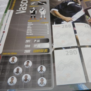 Álbum tem como novidade a possibilidade de montar time ideal no campinho nas páginas dos clubes - Bruno Thadeu/UOL