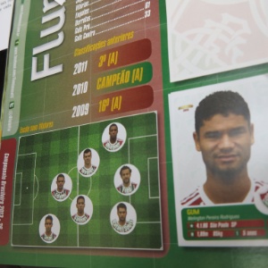 Álbum tem como novidade a possibilidade de montar time ideal no campinho nas páginas dos clubes - Bruno Thadeu/UOL
