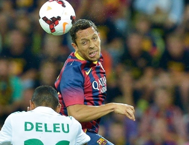 Brasileiro Adriano cabeceia a bola em amistoso entre Barcelona e Lechia Gdansk, na Polônia