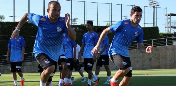 Léo e Eugênio Mena, que disputam posição na lateral esquerda, treinam na Espanha - Vinicius Vieira/Divulgação Santos FC