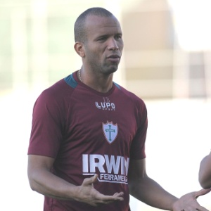 Zagueiro Valdomiro conversa com companheiros da Portuguesa durante treino - Divulgação/Portuguesa