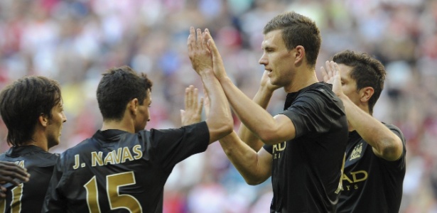 Dzeko comemora com os companheiros seu gol pelo Manchester City contra o Milan - EFE/Tobias Hase