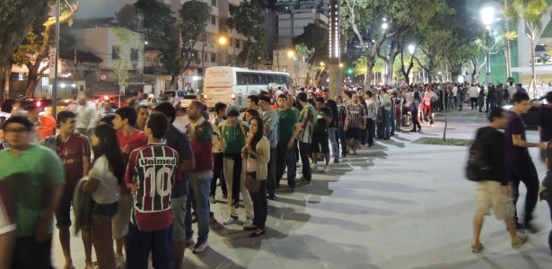 Torcedores enfrentam fila por ingressos de partida do Fluminense, que manda seus jogos no Maracanã